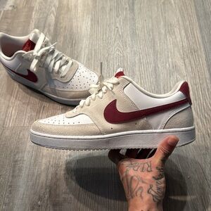 Women’s Nikes Maroon/Cream/White Sz: 9